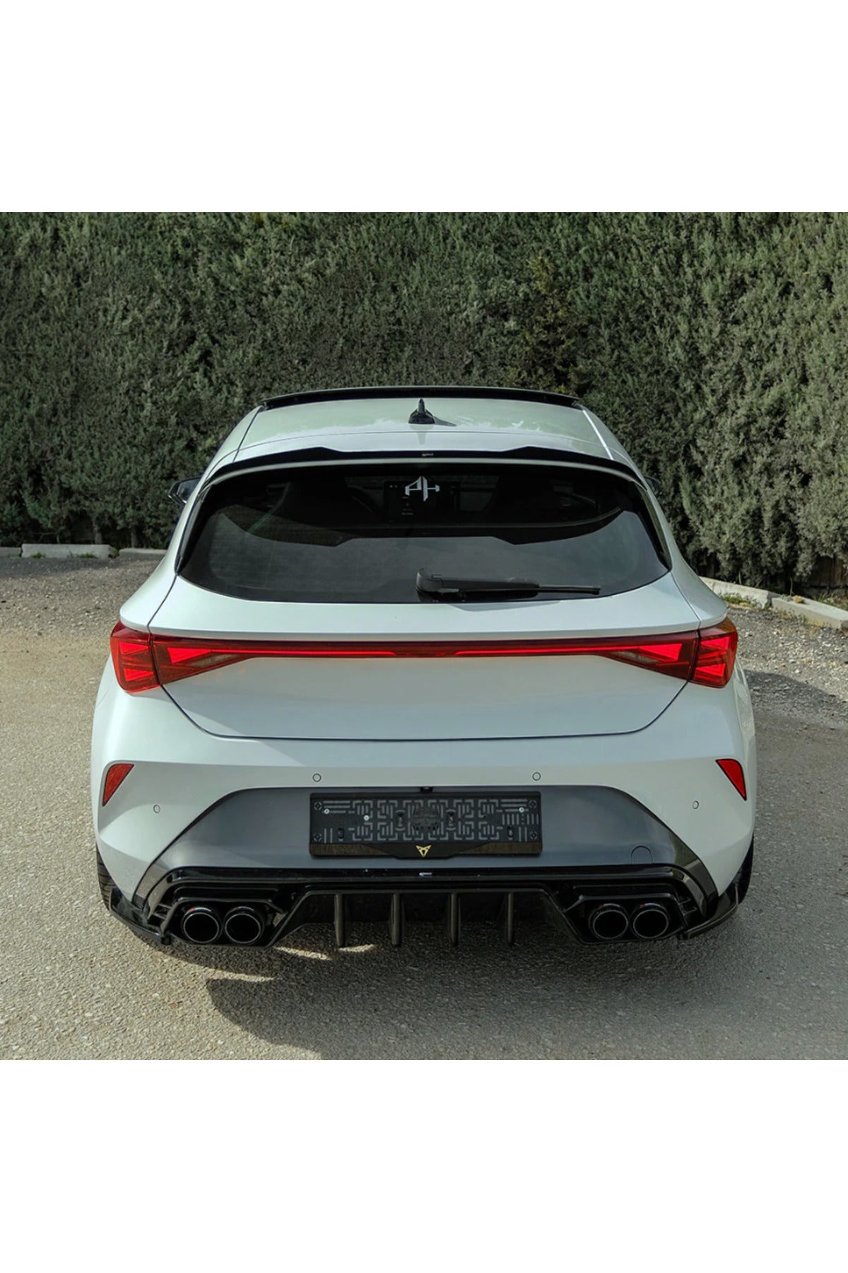 Cupra Leon 2020+ Arka Difüzör Piano Black Difüzör Eki