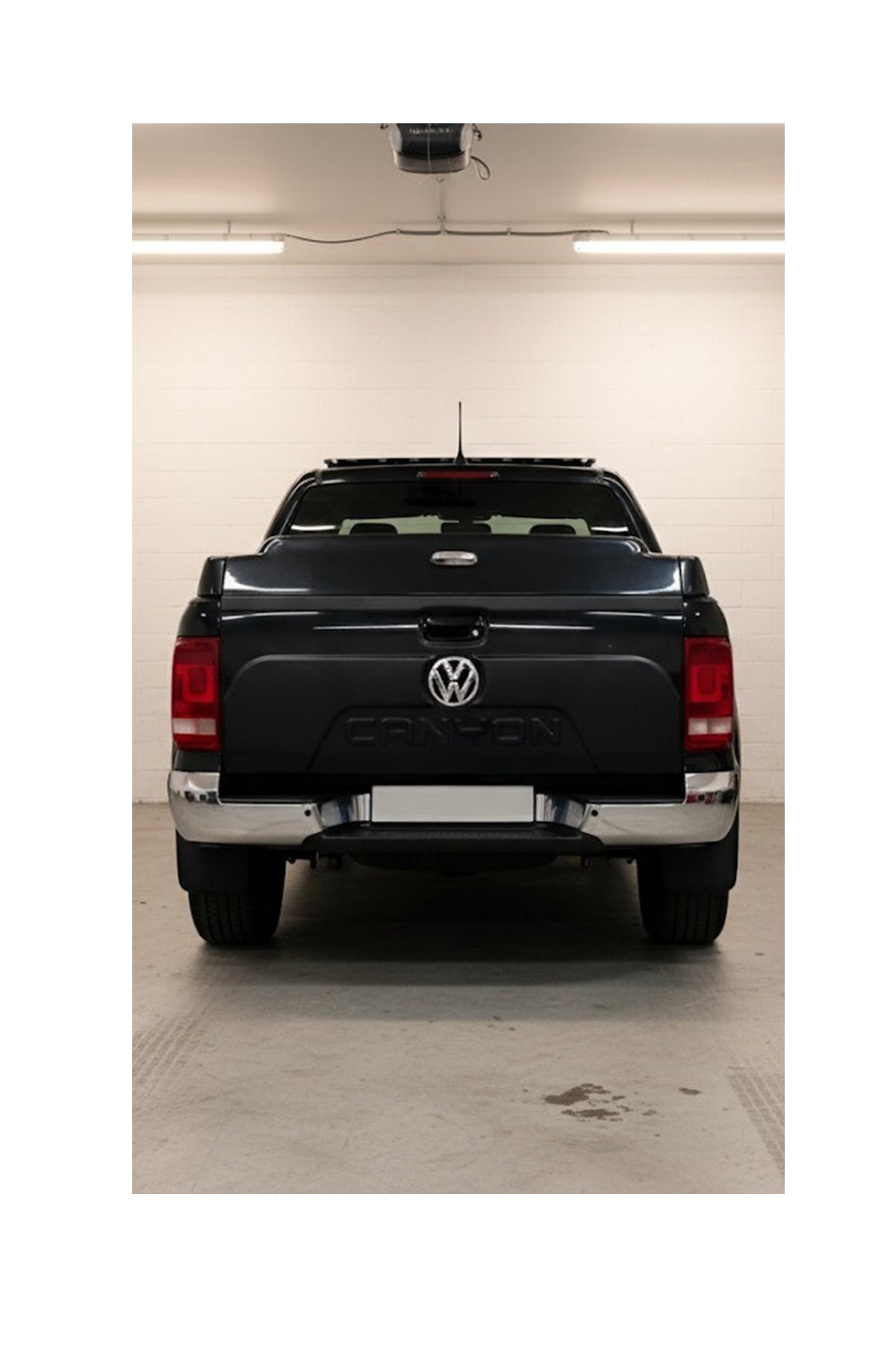 Volkswagen Amarok 2010-2016 “Canyon” Yazılı Bagaj Kaplama | Mat Siyah – Arka Kapak Koruma