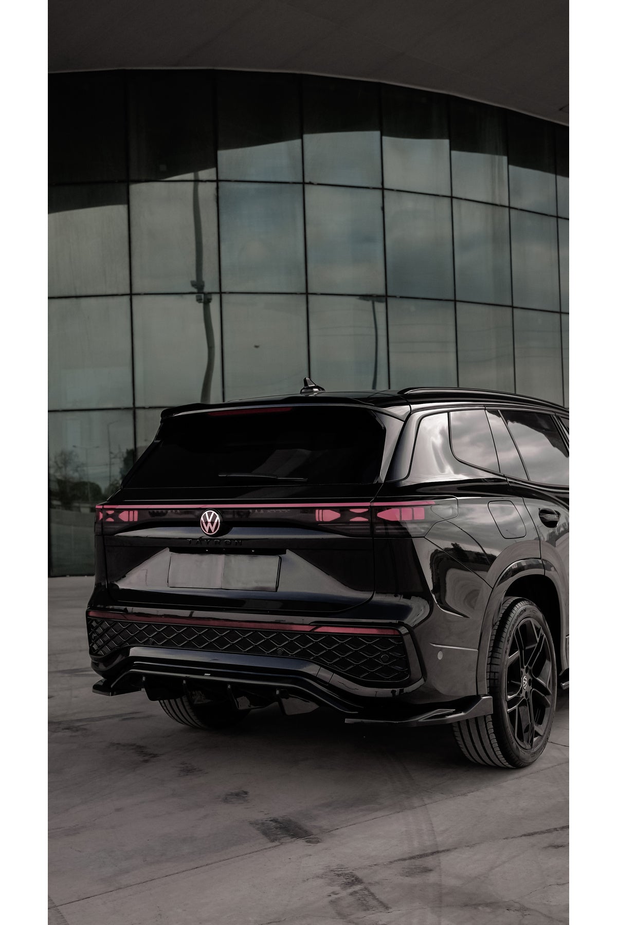 Volkswagen Tayron 2025+ R-Line Piano Black Body Kit Seti | Ön Lip + Marşpiyel + Difüzör + Flap + Bagaj Spoilerı