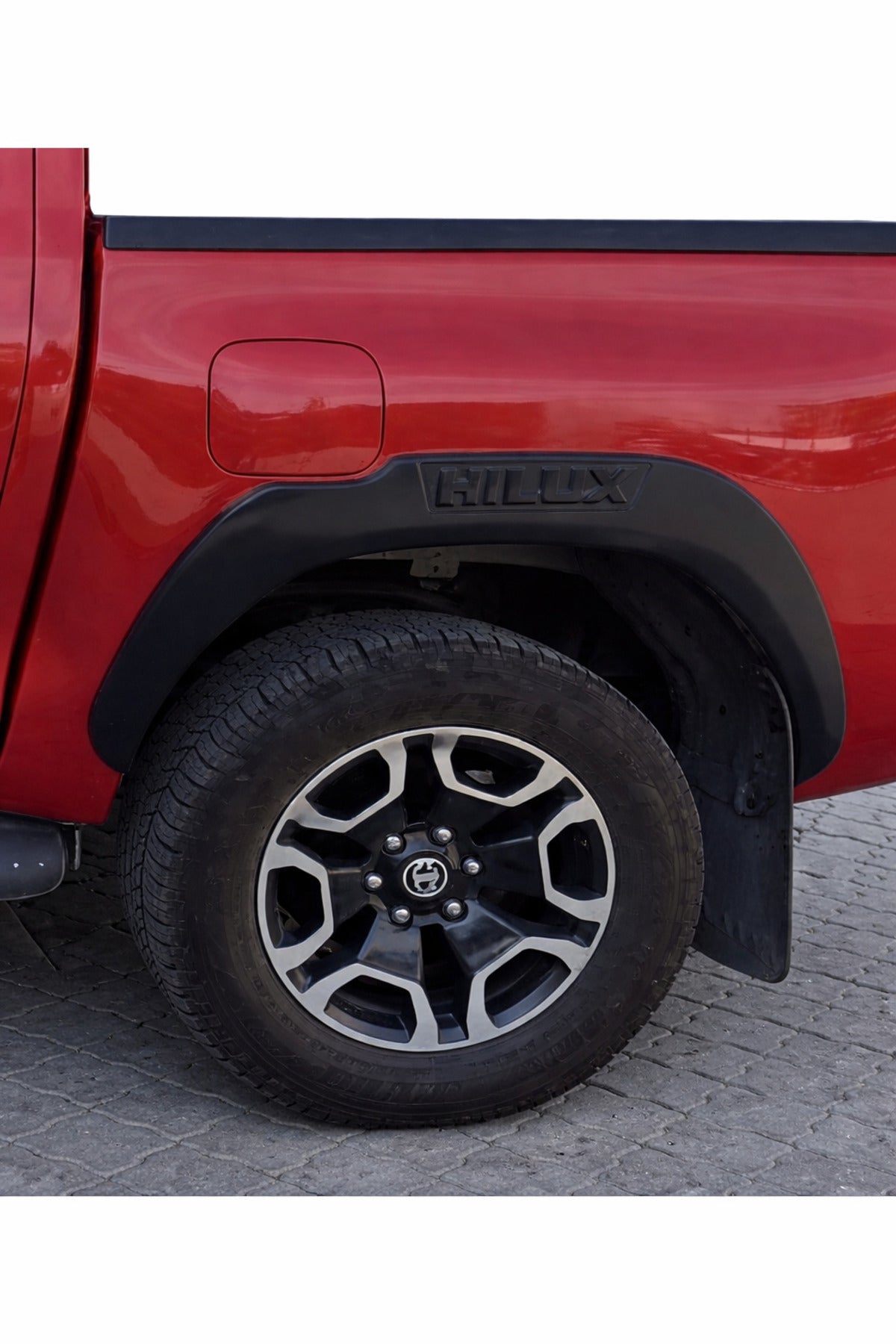 Toyota Hilux 2015+ “Hilux” Yazılı Dodik Seti | Mat Siyah Çamurluk Dodik – Off-Road Görünüm