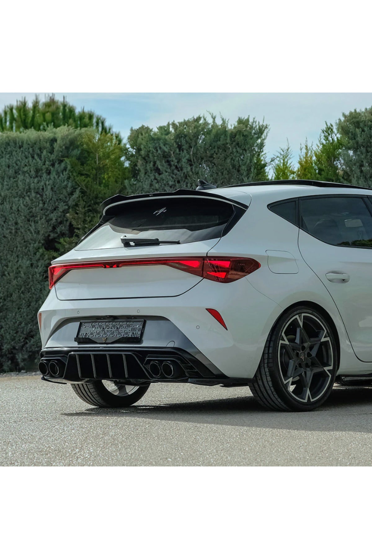 Cupra Leon 2020+ Arka Difüzör Piano Black Difüzör Eki