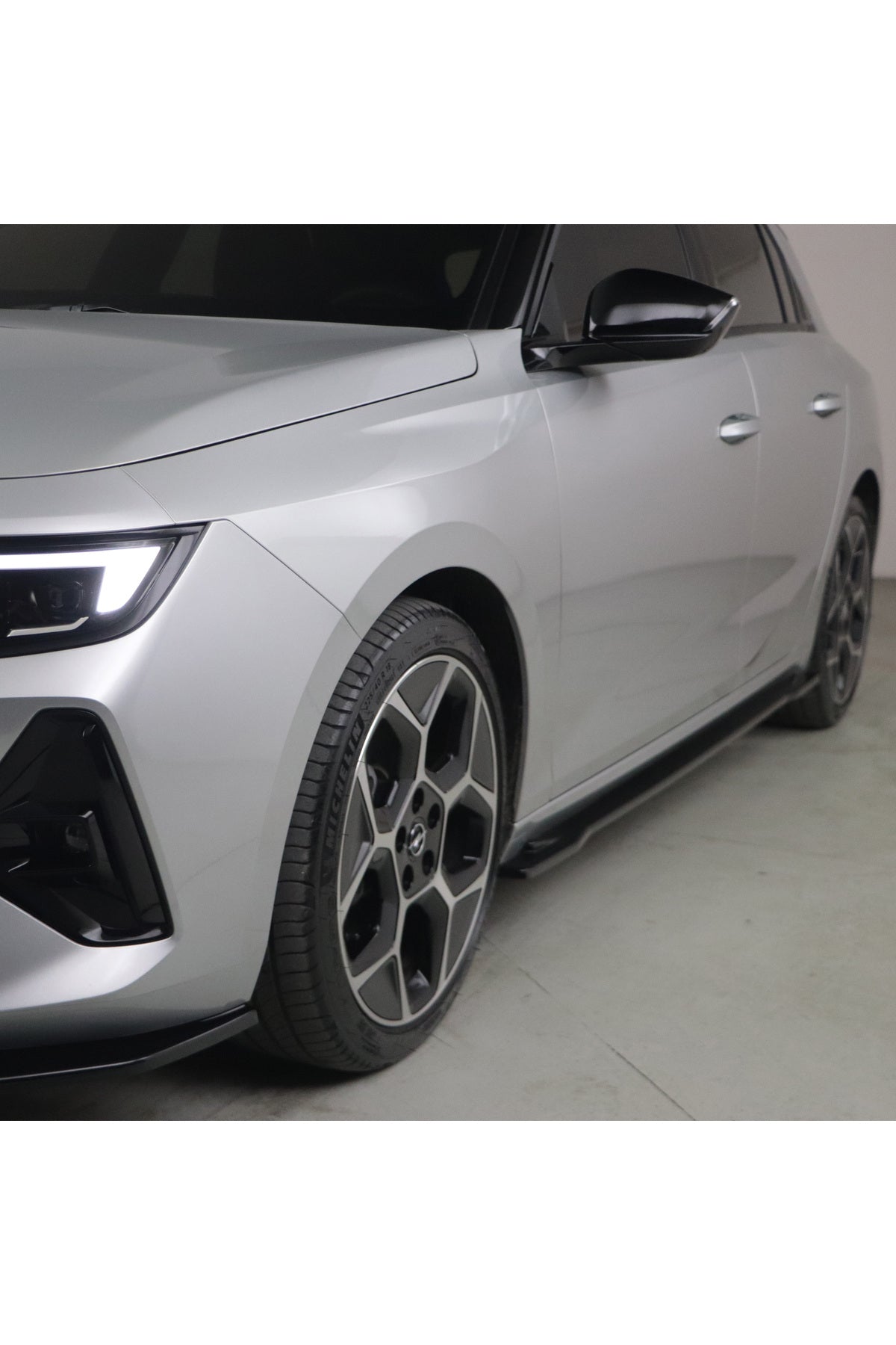 Opel Astra L 2020+ Body Kit Seti (Ön Lip + Arka Difüzör + Yan Marşpiyel + Tavan Spoiler + Flap) Piano Black ABS - TMZ Garage