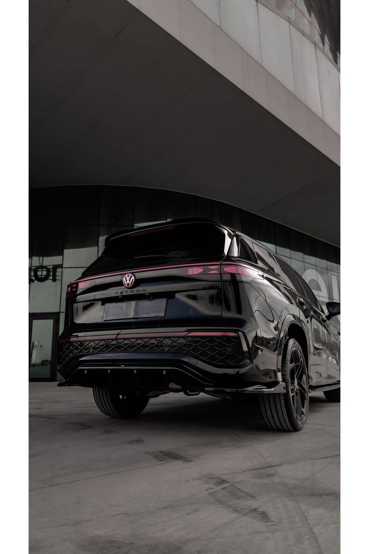 Volkswagen Tayron 2025+ R-Line Arka Difüzör | Piano Black Sportif Arka Tasarım