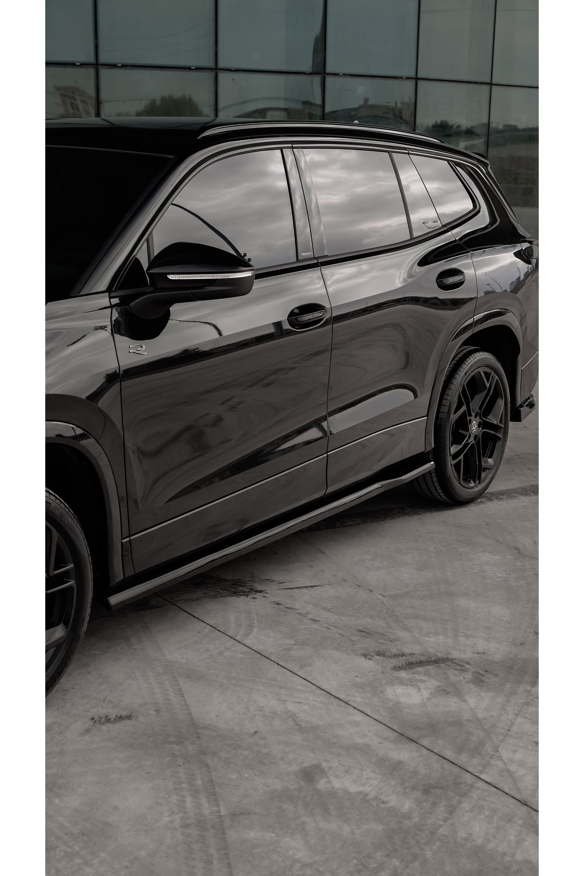 Volkswagen Tayron 2025+ R-Line Piano Black Body Kit Seti | Ön Lip + Marşpiyel + Difüzör + Flap + Bagaj Spoilerı