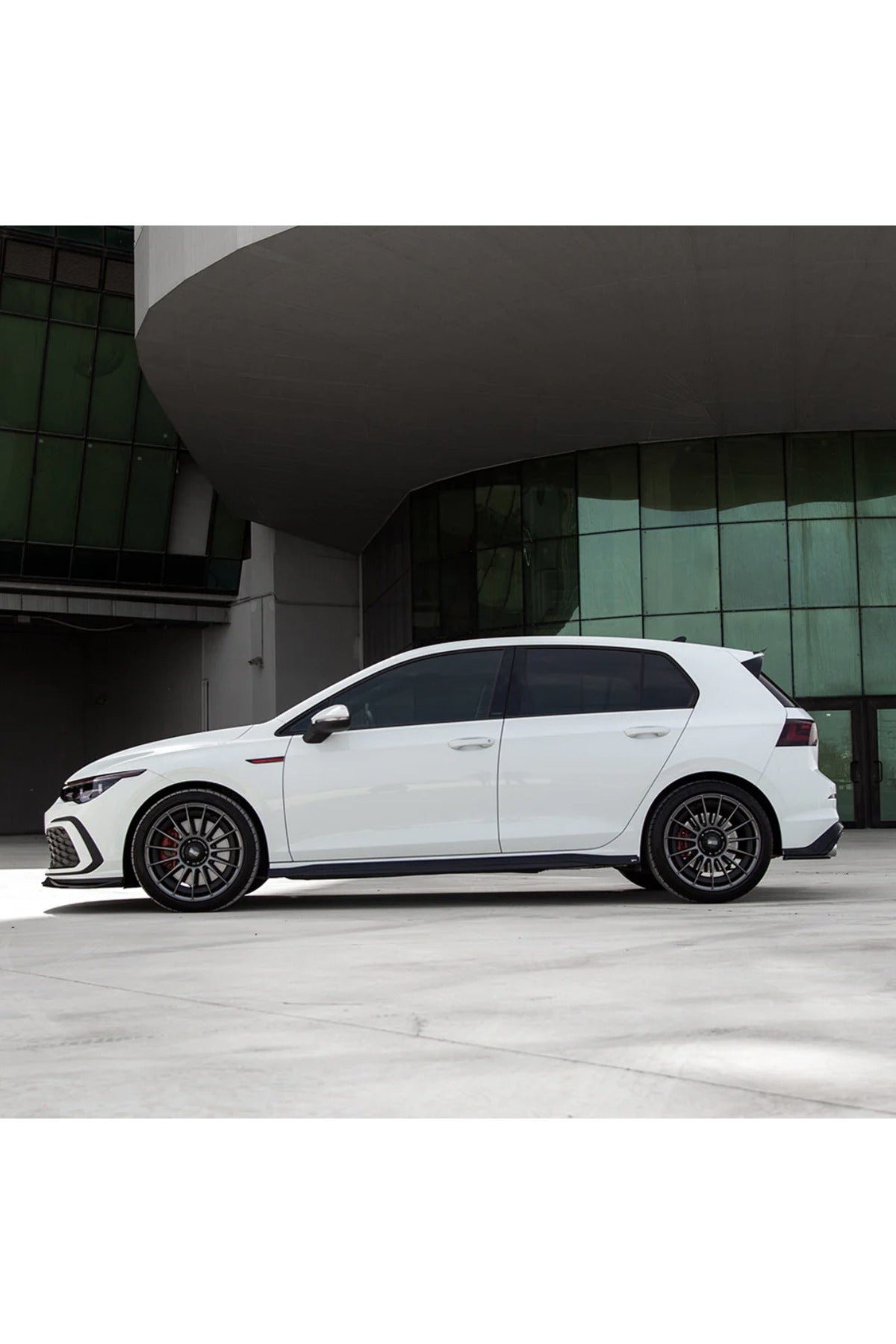 Volkswagen Golf 8 R-Line 2020+ Yan Marşpiyel Piano Black Marşpiyel Eki Seti
