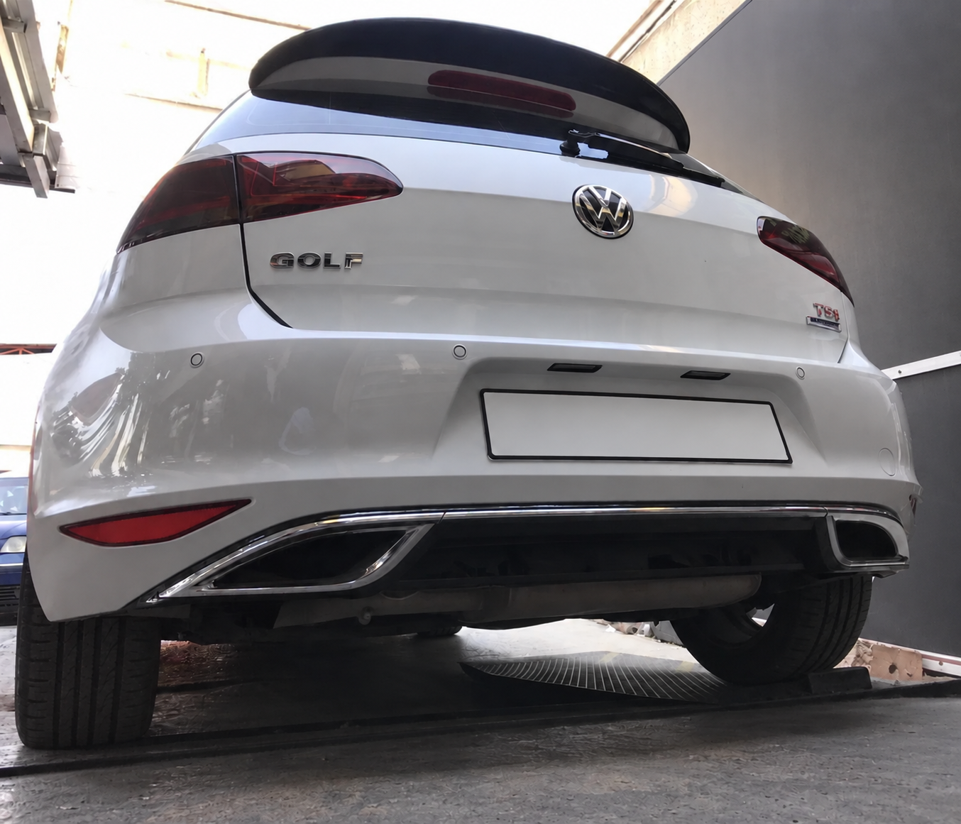Volkswagen Golf 7 Difüzör Parlak Siyah 2013 ve Üzeri Arka Tampon Alt Eki
