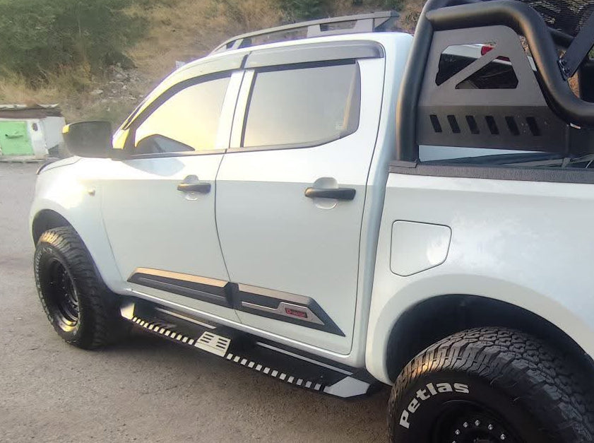 2021+ Isuzu D-Max Kapı Gövde Kaplama Seti Kabartma Krom Desenli 4 Parça Yan Kapı Koruma İthal