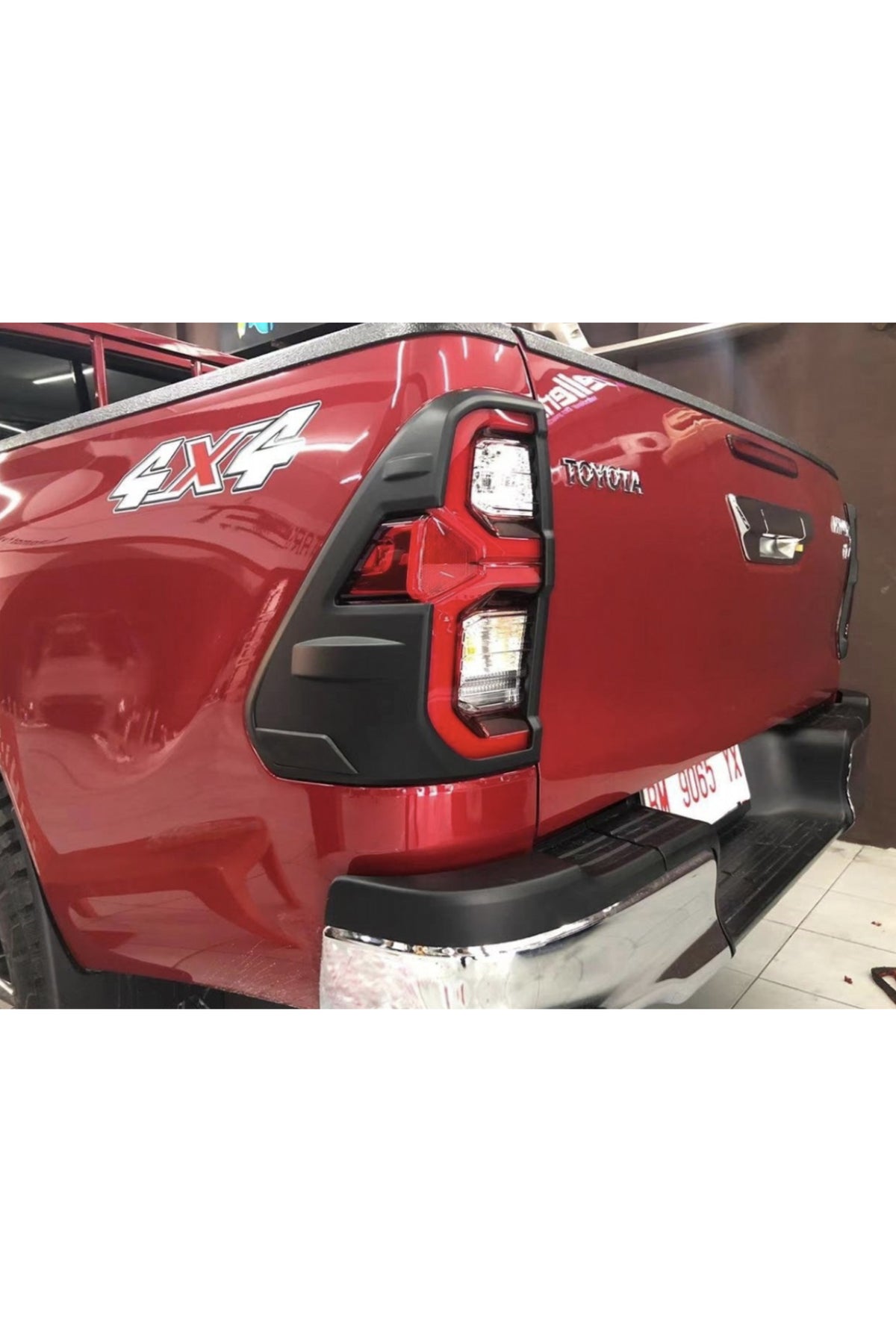 Toyota Hilux Invincible 2023+ Stop Koruma Çerçevesi Ledli Stoplarla Uyumlu Mat Siyah Abs