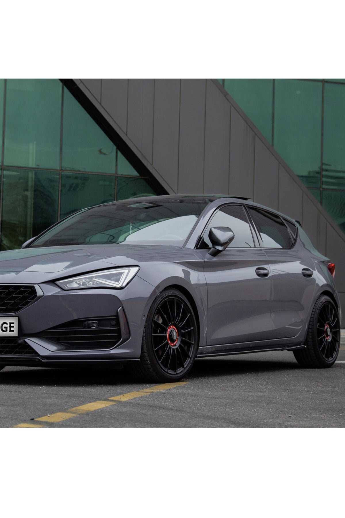 Cupra Leon 2020+ Piano Black Marşpiyel Seti | Yan Etek / Side Skirt Kaplama – Parlak Siyah