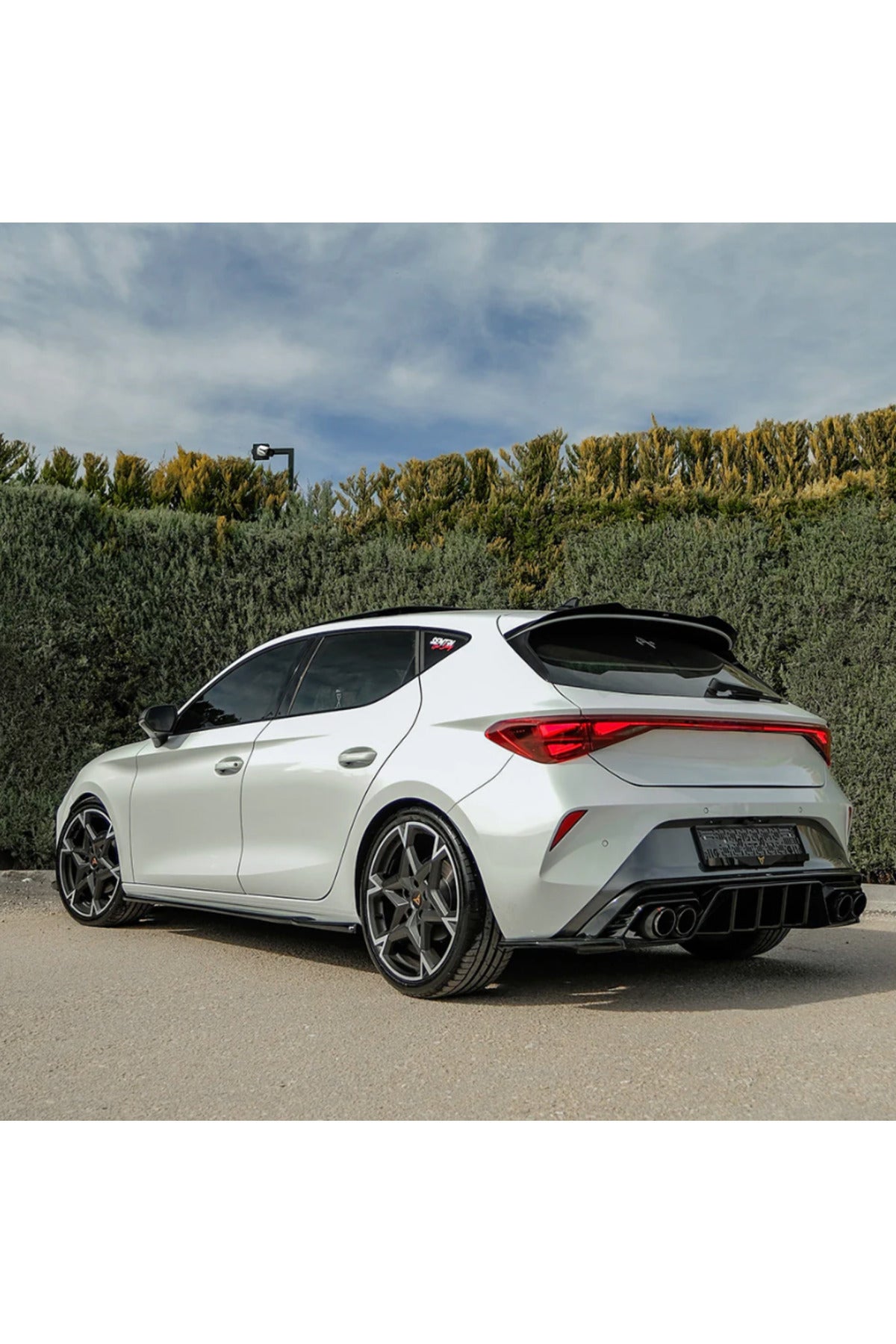 Cupra Leon 2020+ Arka Difüzör Piano Black Difüzör Eki