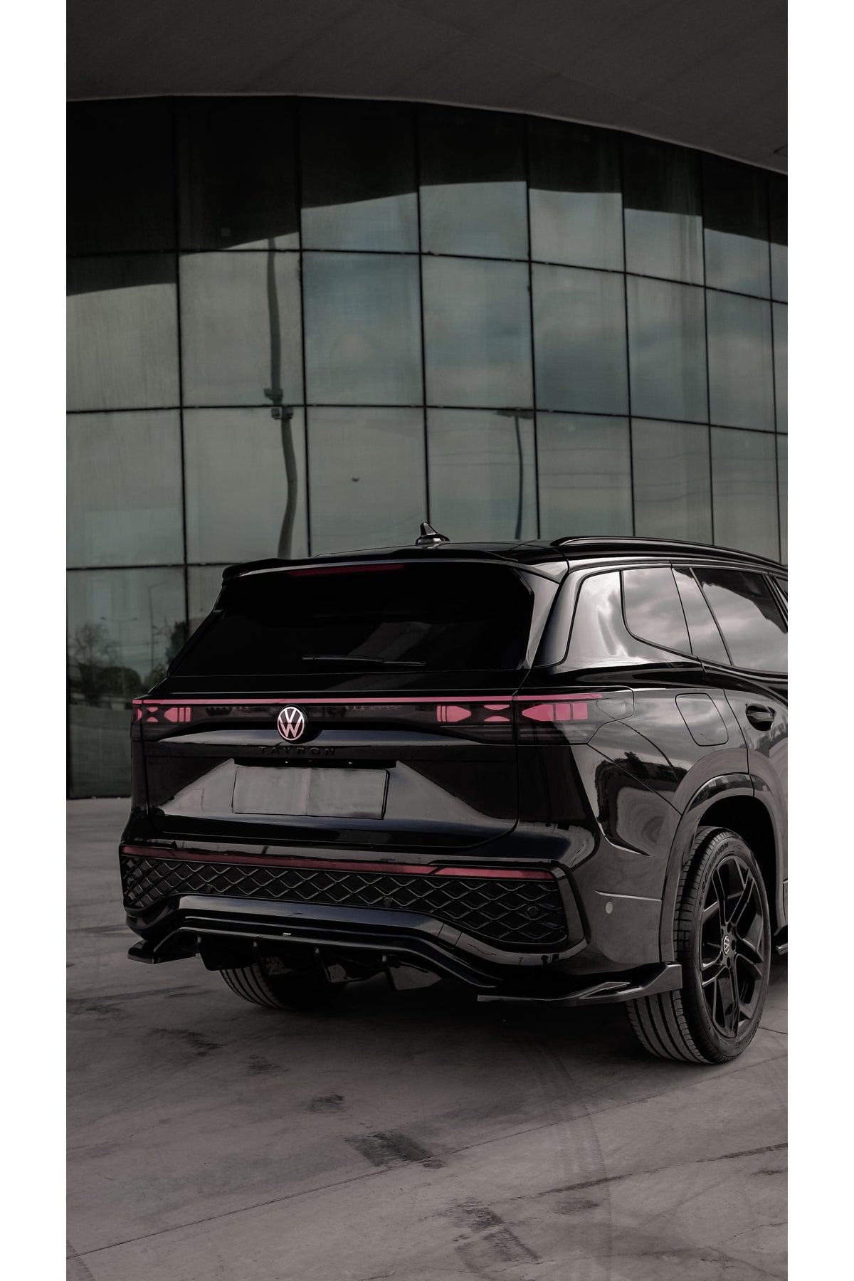 Volkswagen Tayron 2025+ R-Line Piano Black Bagaj Spoilerı | Parlak Siyah Premium Tasarım