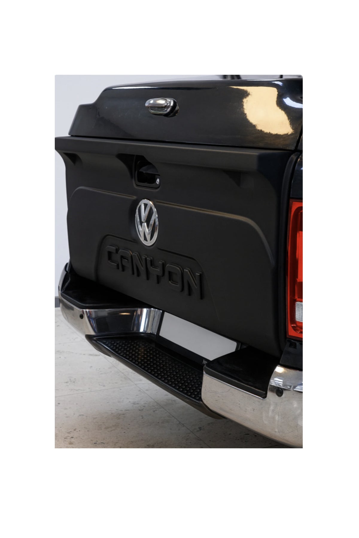 Volkswagen Amarok 2010-2016 “Canyon” Yazılı Bagaj Kaplama | Mat Siyah – Arka Kapak Koruma