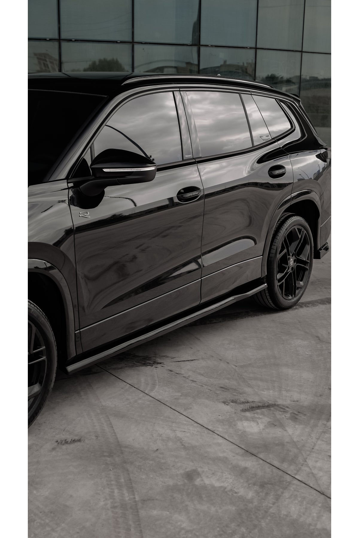 Volkswagen Tayron 2025+ R-Line Yan Marşpiyel Seti | Piano Black Sportif Yan Tasarım